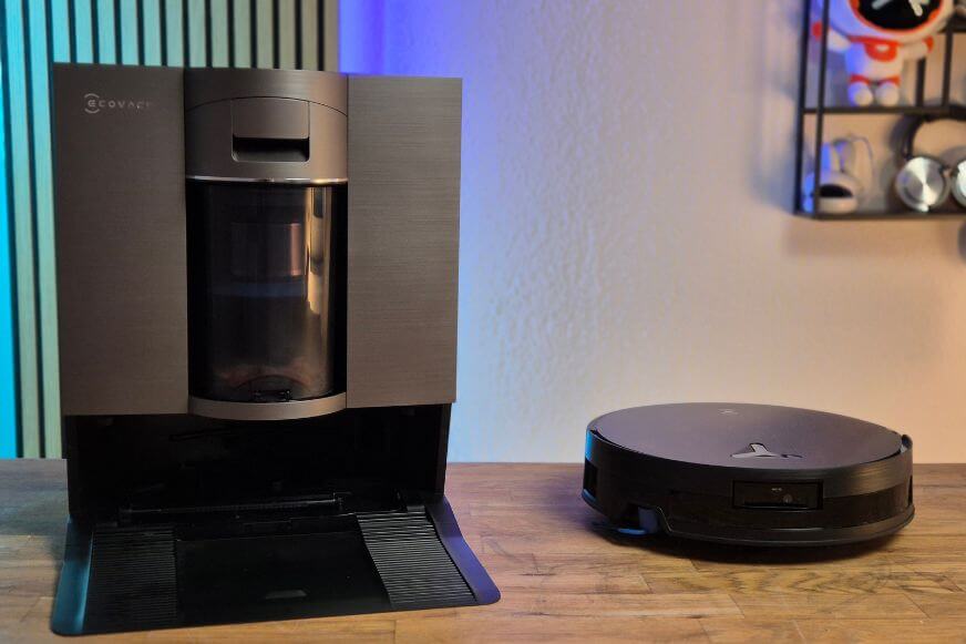 Die breitere Station des ECOVACS X11 OmniCyclone erinnert optisch an einen Kaffeevollautomaten und steht im Test auf dem Boden.